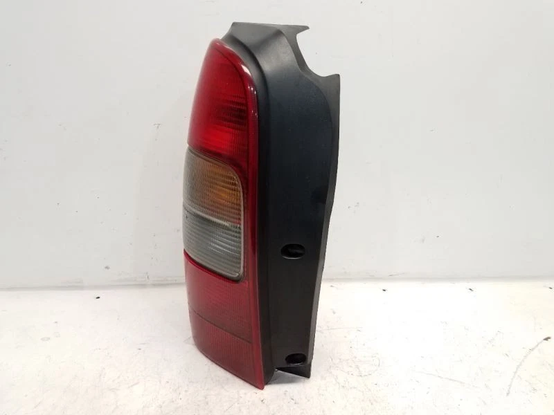 Luz trasera izquierda para conductores Chevrolet Venture 1997-05  Foto 2 de 3