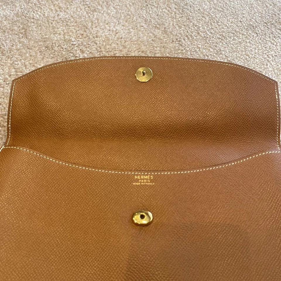 Bolso sin asas HERMES de cuero marrón con solapa para mujer de cuero genuino diseño elegante Foto 3 de 4