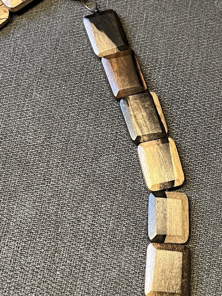 "Collar con babero cuadrado de madera de manzana Rara Avis de 31""" Foto 3 de 4