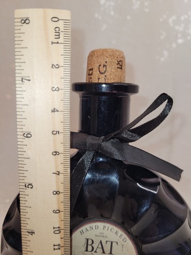 PIPISTRELLO VINTAGE DECANTER BOTTIGLIA METALLO con ETICHETTA SUGHERO 100% NATURALE ESCREMENTI DI PIPISTRELLO - Foto 7 di 7