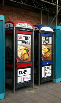 Foto 6x4 Wie Straßenmöbel ihre Seele verkauften! Zwei Telefonzellen in London c2012