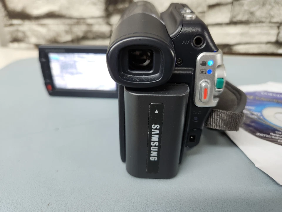 Samsung SC-DC173U DVD Camcorder with 34x Optical Zoom Battery Charger Av Cord - Image 2 of 4