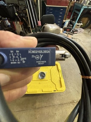 Telemecanique Osiswitch XCM02102L3SGA  Limit Switch