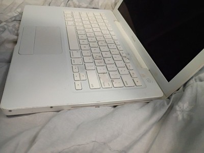 Apple MacBook White 13-inch Intel Core 2 Duo 1GB 60GB HDD Webcam