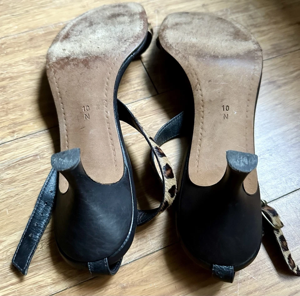 Sandalia en muy buen estado Donald Pliner 10N Hecha en Italia Tacón de Gatito Pelo de becerro Estampado de Leopardo Foto 3 de 3