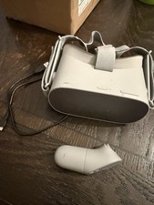 Oculus Go Virtual Headset With Charger And Controller image