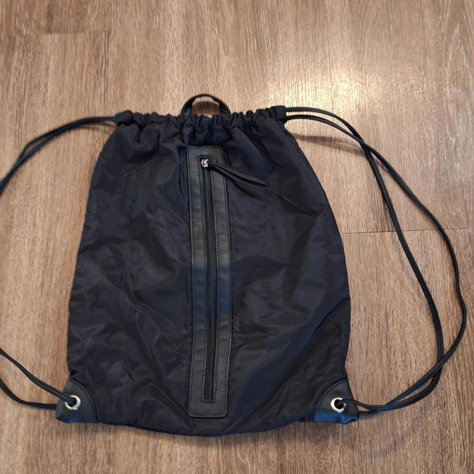 Stylish Drawstring Backpack with Zipper Pocket - image 1