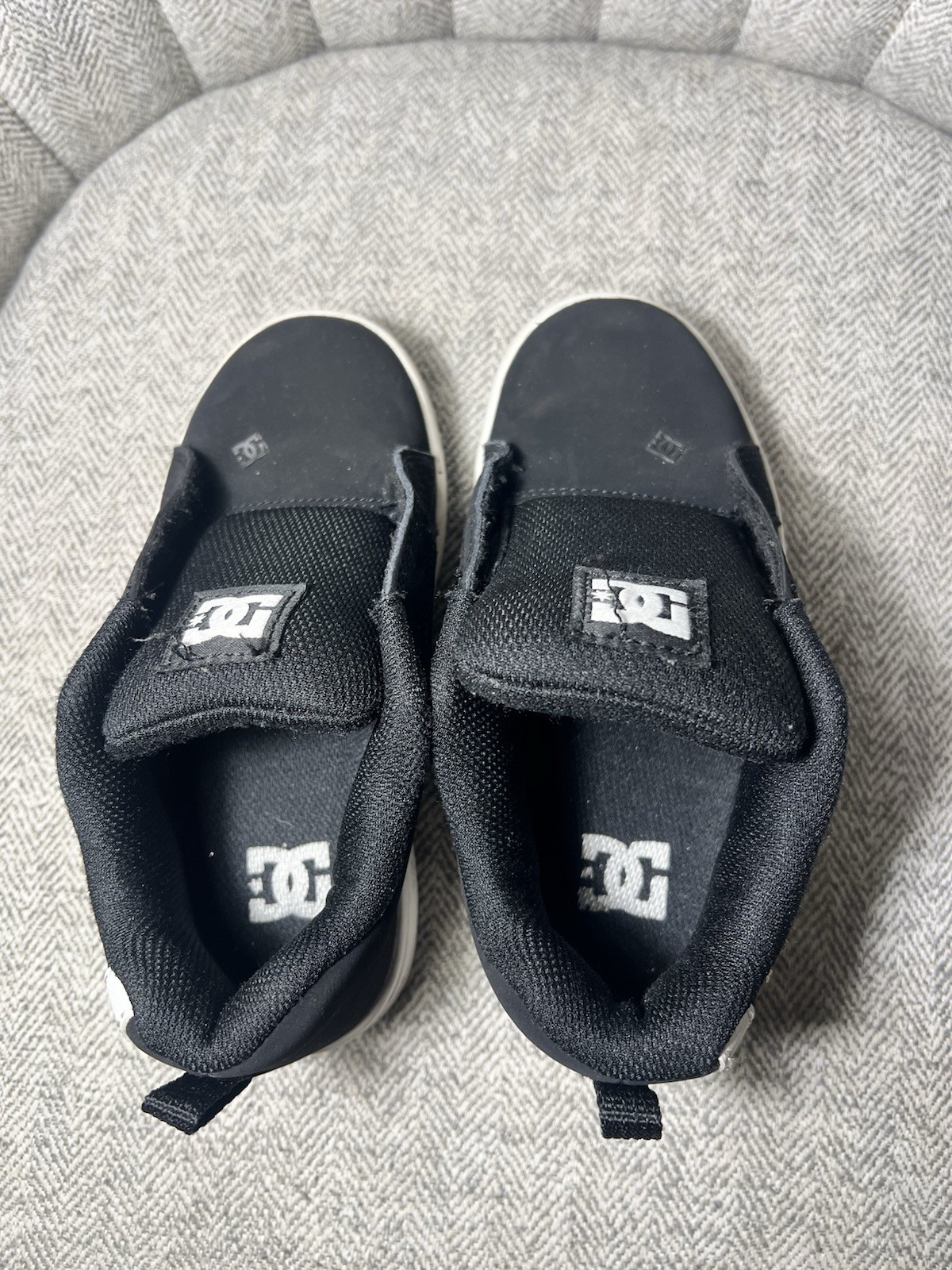 DC Court Graffik Skate Shoes – Youth Size 1 OBO image 2