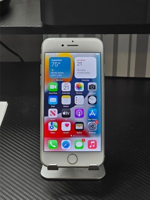 Apple iPhone 7 - 128 GB - White (Unlocked)