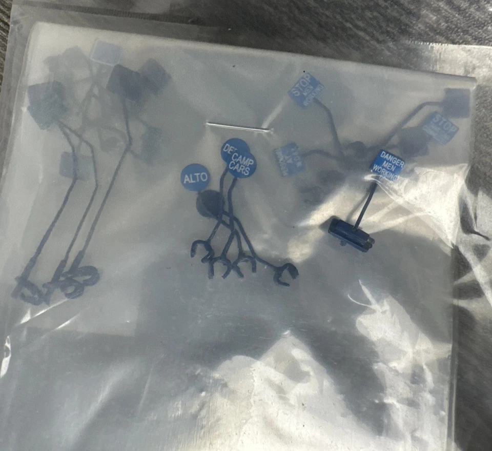 Conjunto de placas de segurança NJ International escala HO #1308 azul (conjunto de 18) HOn3, HOn30 NOS! - Imagem 2 de 4