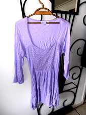 Tunique mauve tissu gaufré broderies et sequins nacrés