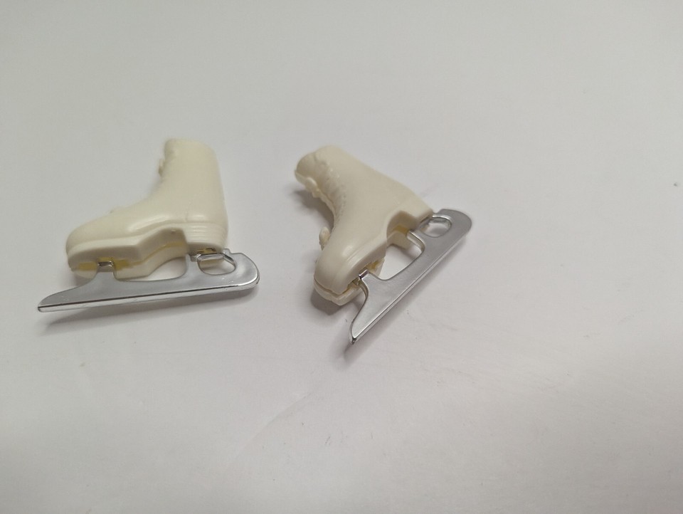 Vintage 1995 Barbie Hot Skatin' Accessories. Roller blades, Ice Skates