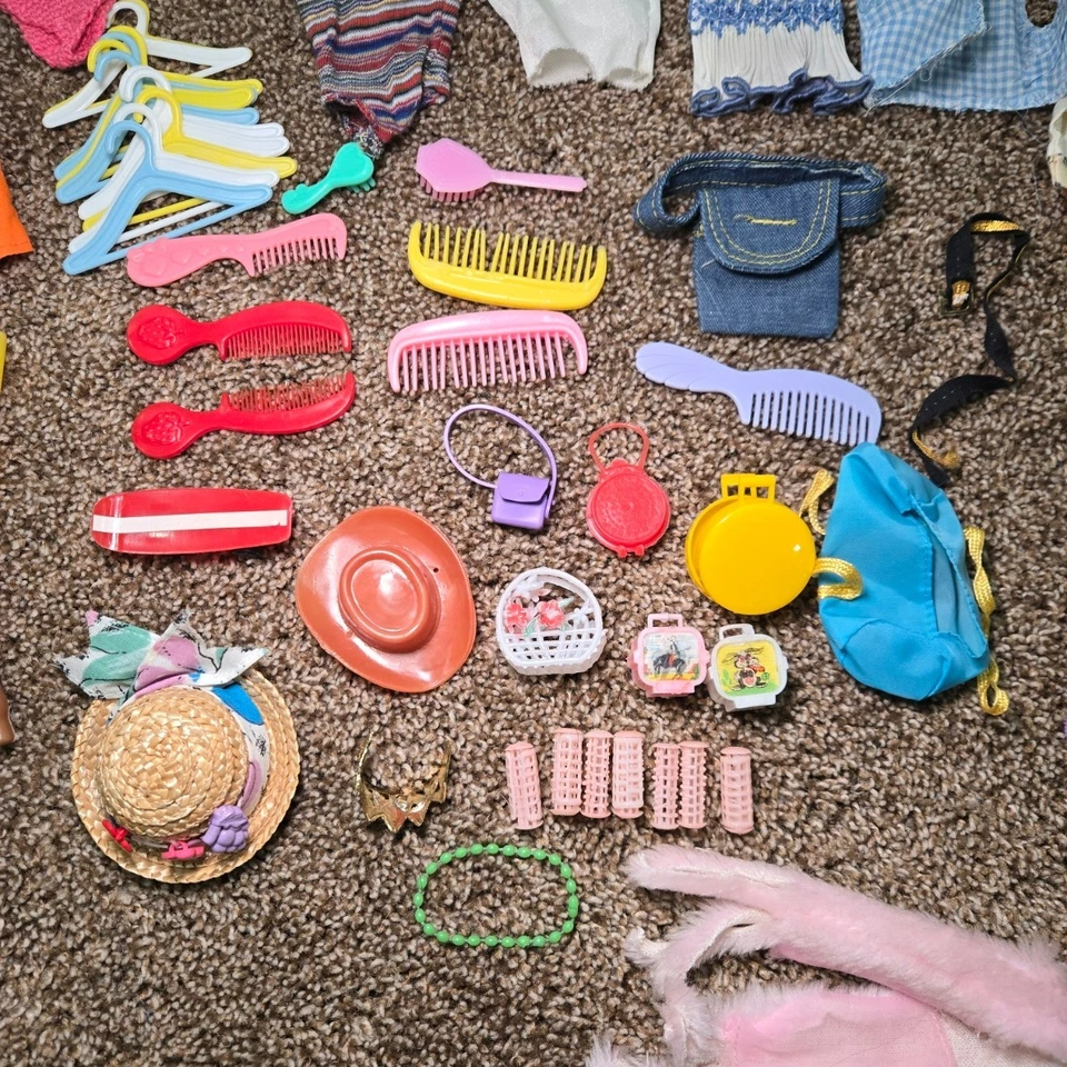 Barbie Ken Skipper Gran Lote de Ropa Accesorios Vintage y Moderno Con Estuche Foto 4 de 4