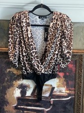 Lulus Animal Print Bodysuit V Neck Half Sleeve Padded Shoulder Size XS NWT