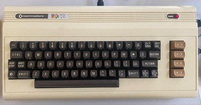 Commodore VC 20, recappt und werkstattüberholt mit Stecker-Netzteil und Spielmo