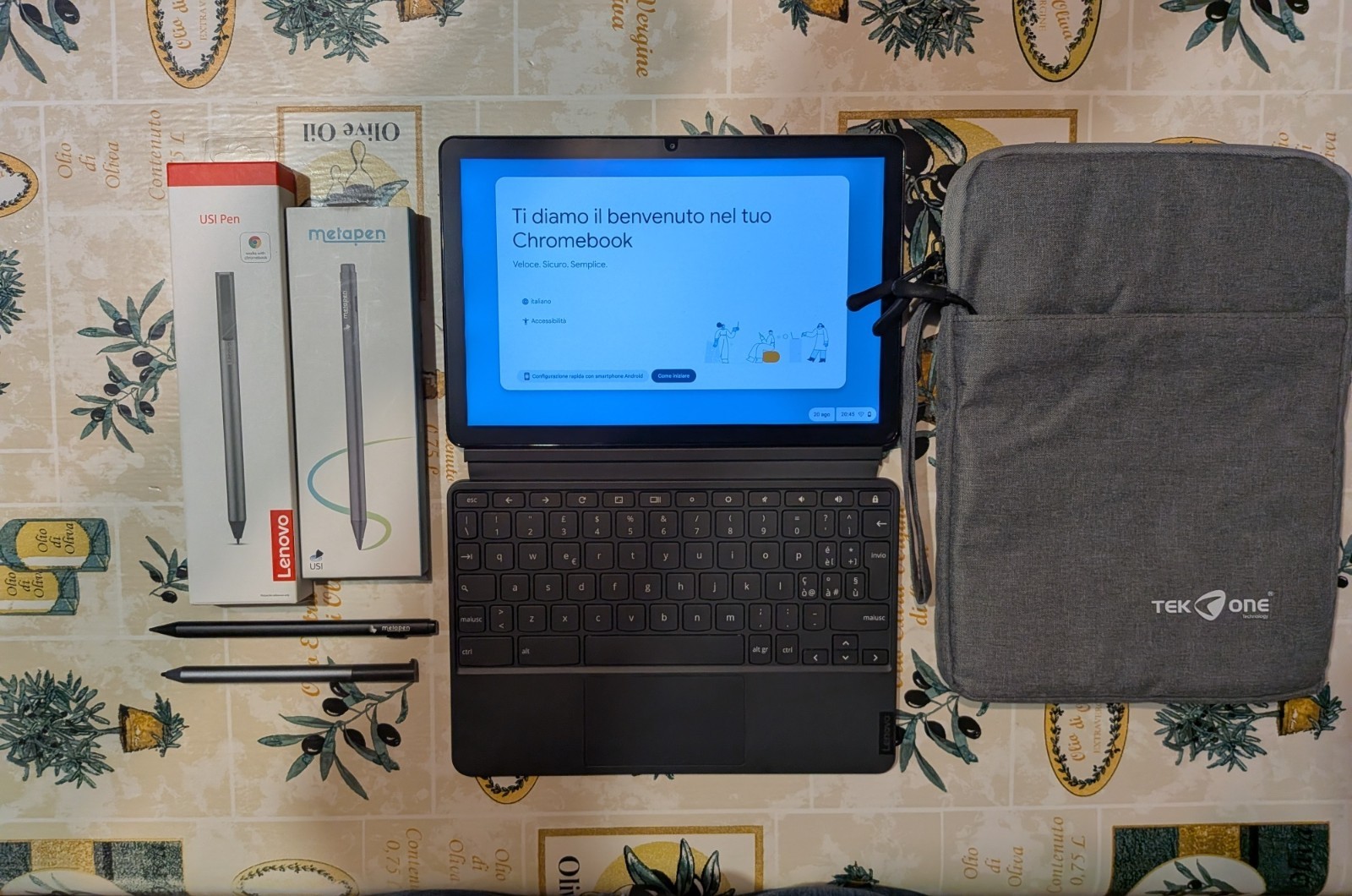 Lenovo IdeaPad Duet con accessori