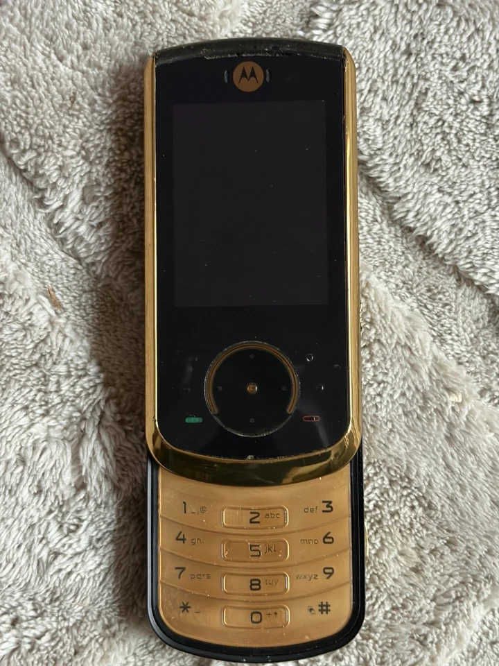 Vintage Motorola RAZR2 V8 Luxury Edition Slider Phone - Excellent Condition GOLD - Image 4 of 4
