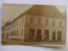 Friedeberg (Neumark): Geschäftshaus Gebr. Schuchardt (Markt), Foto-Ak um 1910