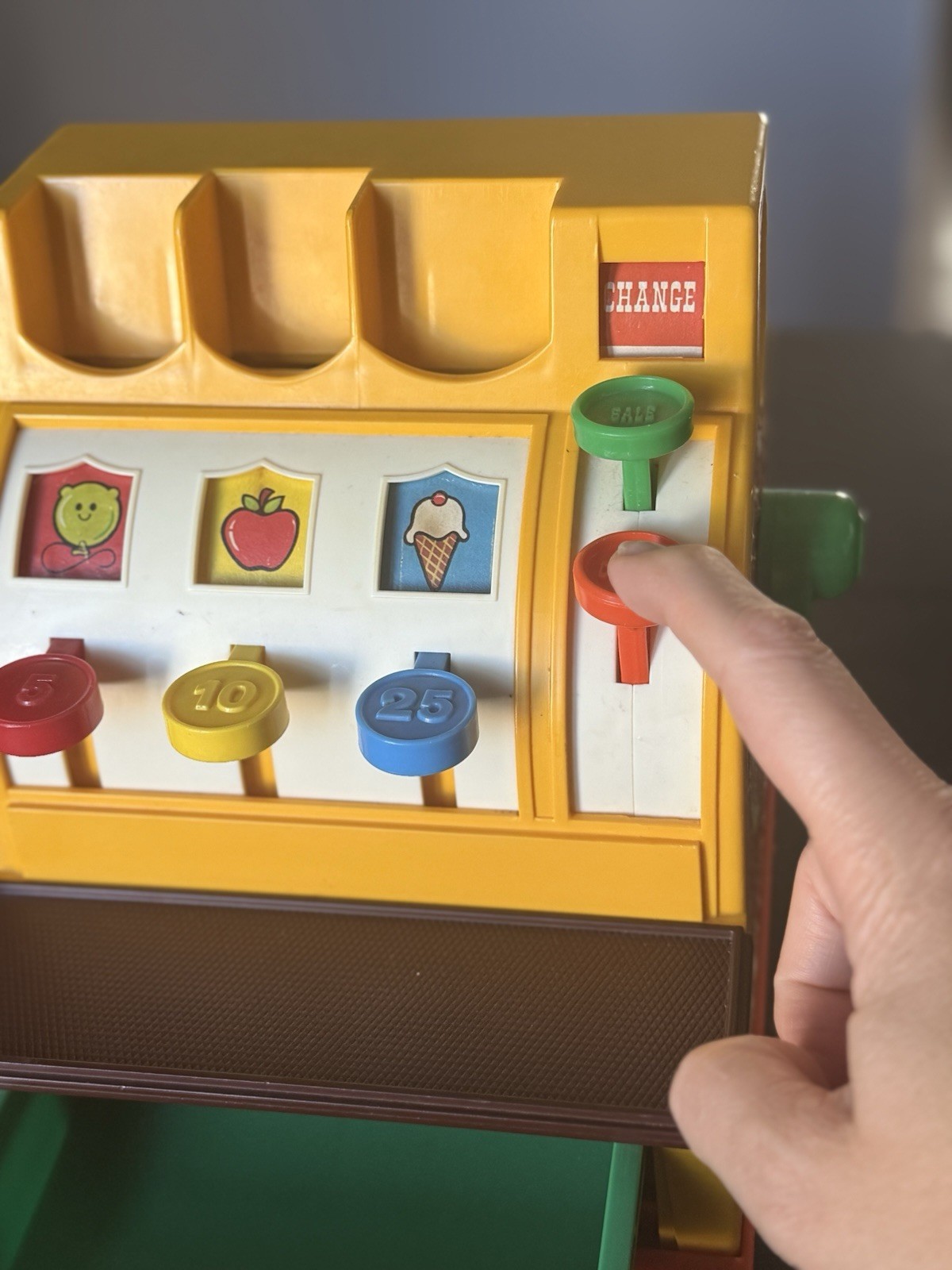 как выглядит 1974 Vintage Fisher Price Cash Register NO Coins Kids Pretend Play Learning Toy фото