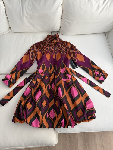 Gabardina Samuel Dong para mujer XS NUEVA CON ETIQUETAS Estampado Geométrico Dobladillo Burbuja Cinturón Púrpura - Imagen 4 de 20