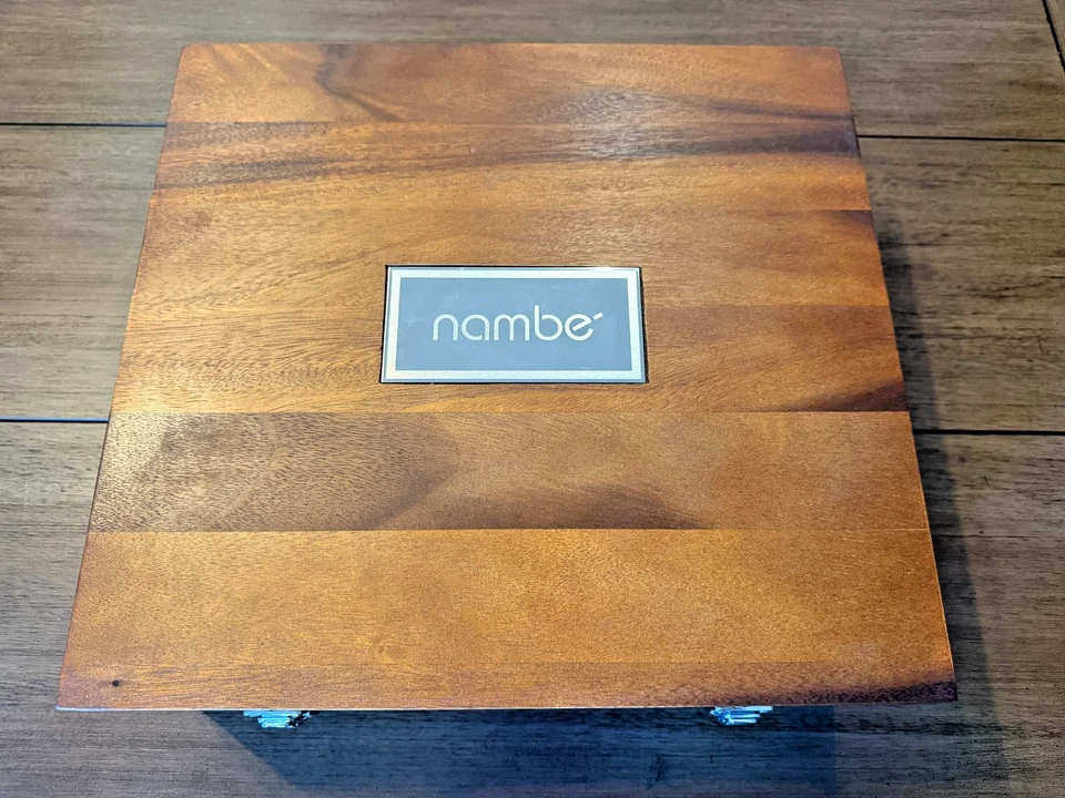 Heirloom Nambe 16 предметов миниатюрный рождественский набор — дизайн Альваро Урибе с чехлом из акации - Изображение 3 из 4