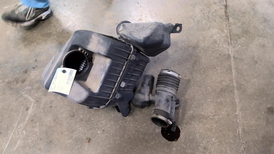 Б/у воздухоочиститель в сборе подходит: 2011 Buick Enclave класса A - Изображение 2 из 4