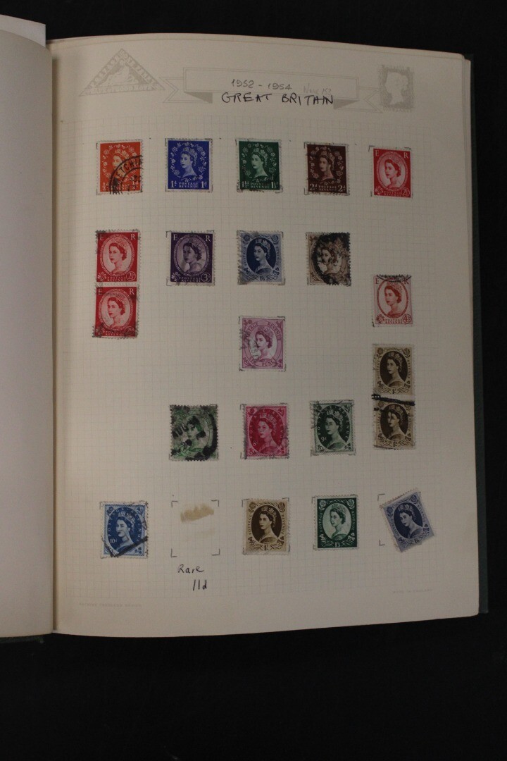 Collection of Vintage STAMP ALBUMS w/ Approx 500 GREAT BRITAIN STAMPS