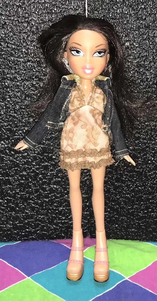 BRATZ DOLL, 10" BE BRATZ GIRL IN COMBO OUTFIT, DARK HAIR, BLUE EYES, 2007, GOOD! - Image 2 of 4