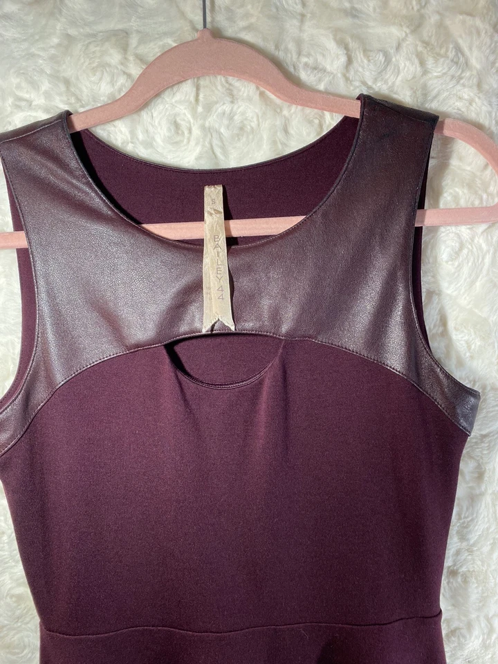 Vestido Bailey 44 Embrujado S Cerradura Recorte Granate Imitación Cuero Corpiño Foto 3 de 4