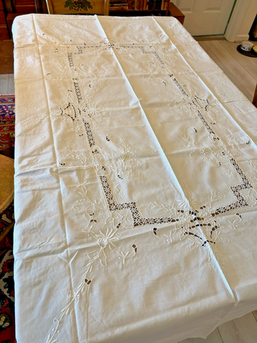 ANCIENNE NAPPE FORMELLE BLANCHE 46 X 66", BRODERIE TEXTURÉE, TRAVAIL DE COUPE - Photo 2/5