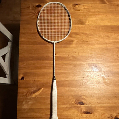 Yonex Arcsaber 7 Tour. Farbe:Beige, Seite: Yonex Exbolt 65, 11 Kilo