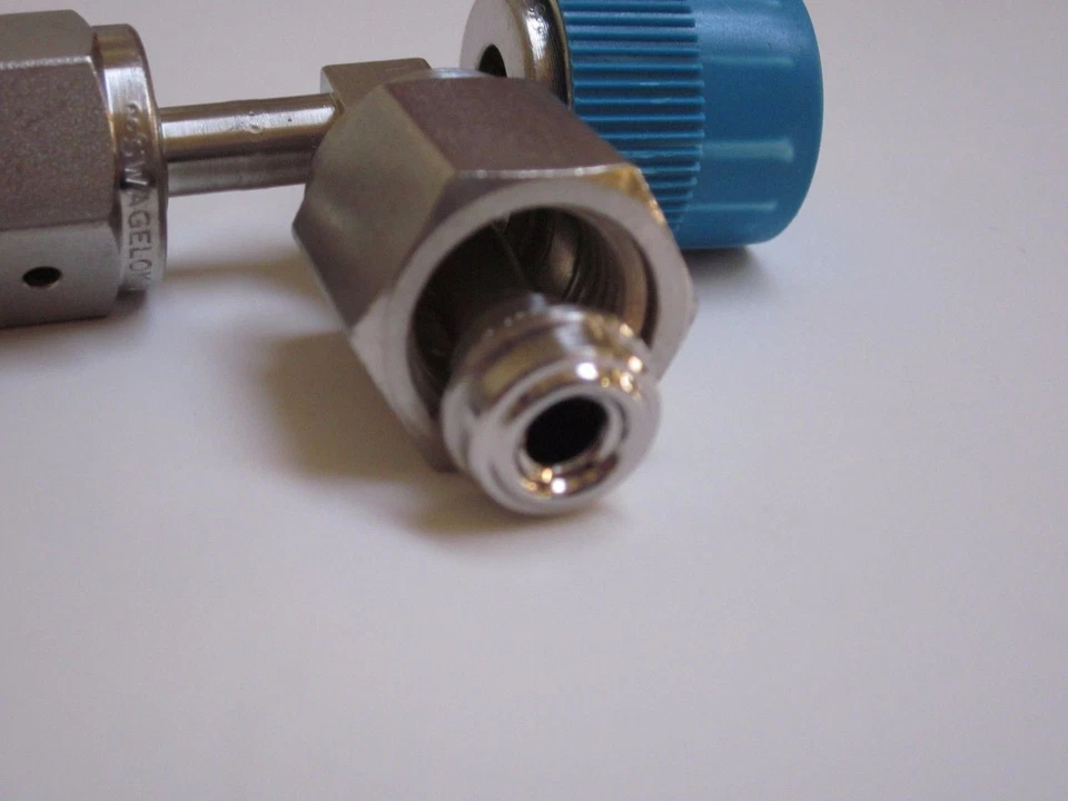 Camiseta Swagelok Micro-Fit 6LVV con transductor de presión de palmo, etiqueta 23-0552 Foto 2 de 4