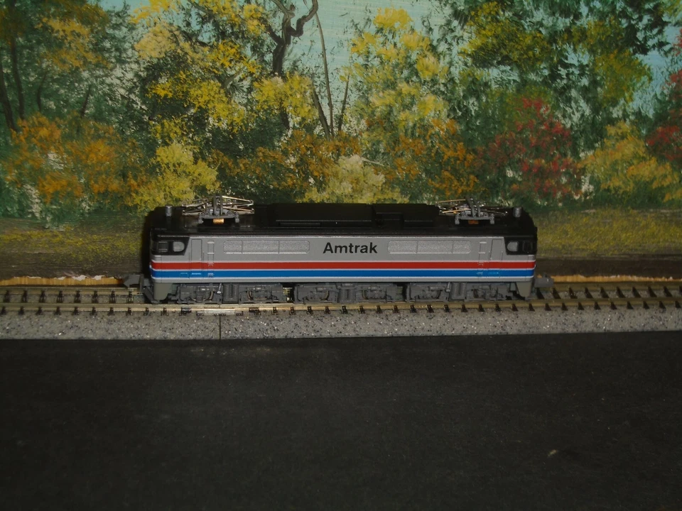 KATO N SCALE #13002 AMTRAK ELECTRIC LOCOMOTIVE - Image 2 of 4