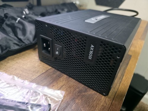 Corsair AX1600i 1600W Titanium ATX w pełni modułowy zasilacz - czarny CP-9020087 - Zdjęcie 3 z 8