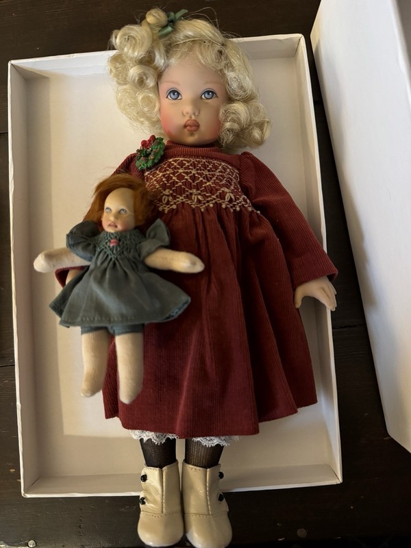 Kish Doll “Christmas Morning Bethany” with Kishlet 11” LE 50. 2002. Boneka dress