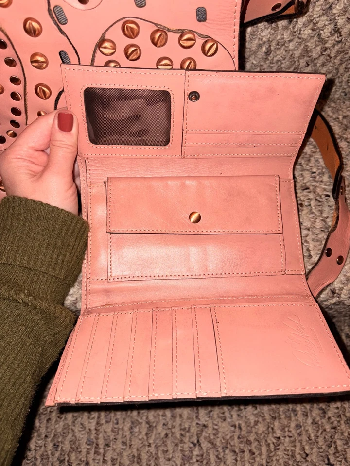 Bolso Bandolera y Cartera Patricia Nash Tachonado Eslabón Rosa Cuadrado Solapa Cuero Foto 2 de 4