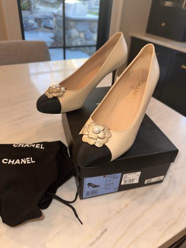 CHANEL WOMENS PUMP SIZE 41.5 BEIGE CALFSKIN/ BLACK GROSGRAIN/ CAMELLIA 3.5" HEEL - Picture 1 of 14