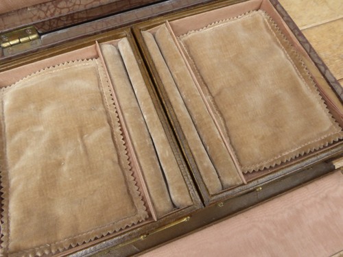Antique Leather Jewellery Box with cantilever trays and padded cushions - Picture 10 of 24