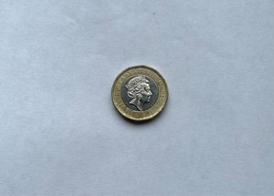 Queen Elizabeth II One Pound Coin 2016 gold and silver color excellent condition
