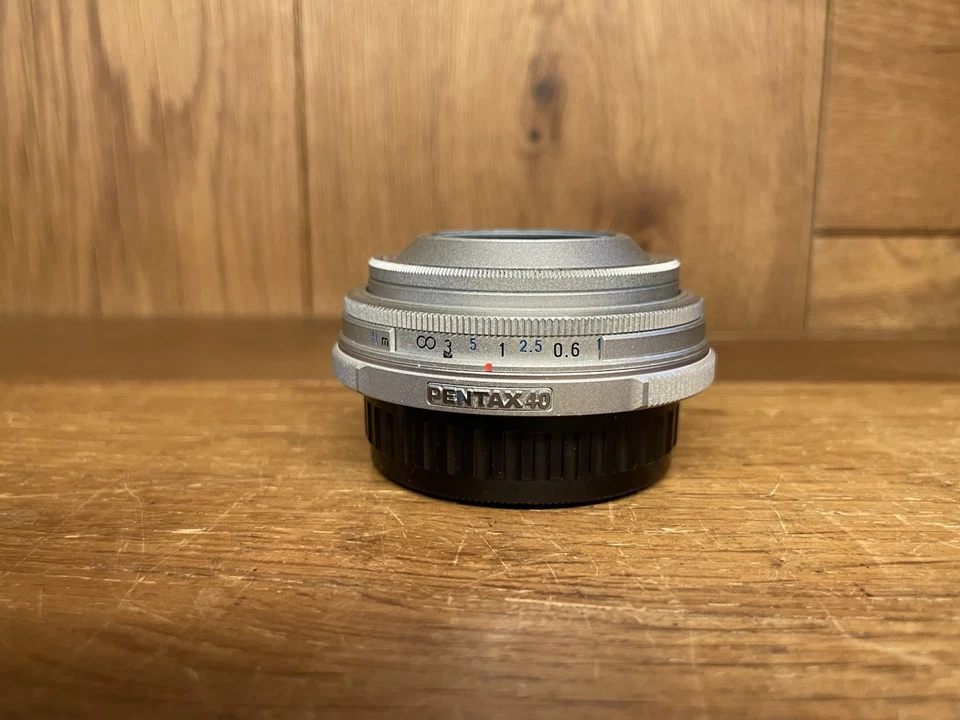 *Rare Silver: Almost Mint w/ Hood* SMC Pentax DA 40mm F/2.8 Limited Pancake Lens - Image 3 of 4