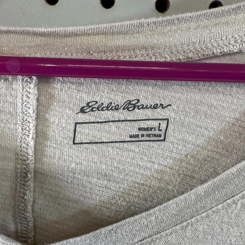 Camiseta para mujer Eddie Bauer beige claro cuello en V manga corta talla L Foto 2 de 4