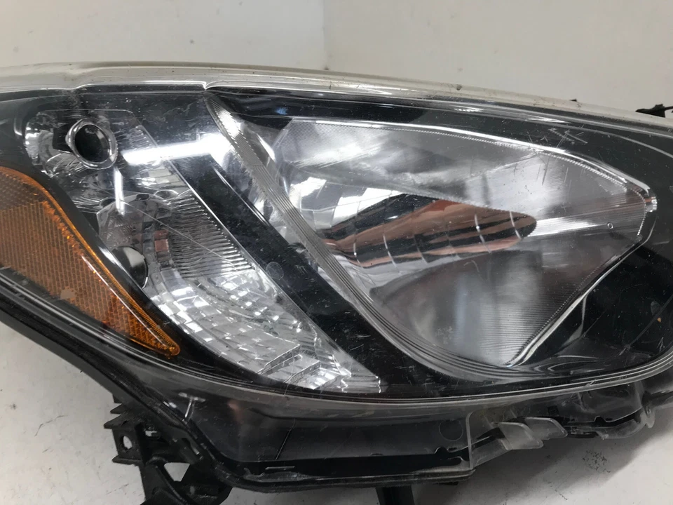 Faro derecho derecho dañado Toyota Yaris sedán Scion iA 16-2020 81130WB001 OEM Foto 3 de 4