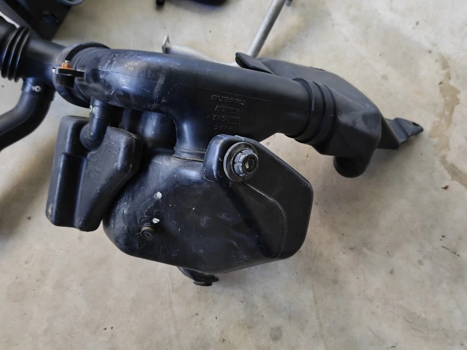 Воздухозаборник со склада Subaru Impreza 1999-2003 годов выпуска в комплекте - Изображение 3 из 4