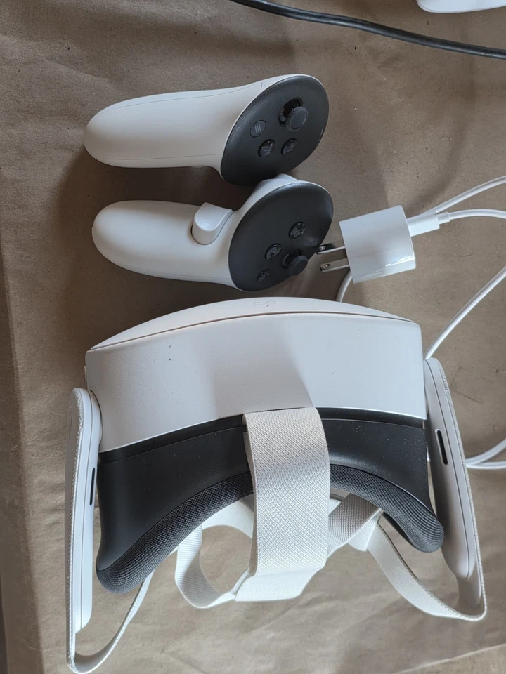 Meta Quest 3S 128GB VR Headset W Controllers  Good Cond - Image 2 of 2