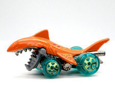 Hot Wheels 2.8” SHARK BITE Toy Diecast CAR MATTEL Orange Green DHP30 Mouth Moves