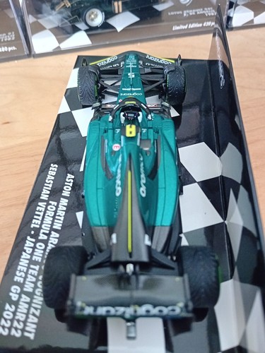 Minichamps 1:43 Aston Martin AMR22 Sebastian Vettel - 2022 Japanese Grand Prix - Picture 8 of 10