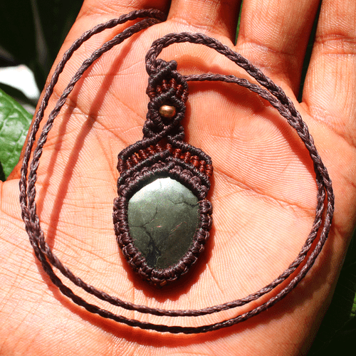 Collana artigianale pietra preziosa Reiki ciondolo boho macramè pirite dorata naturale - Foto 5 di 17