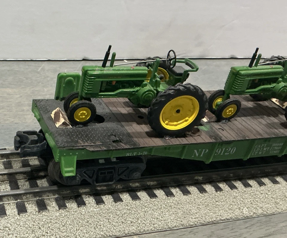 Coche plano Lionel 40' con cargas de tractor ERTL JOHN DEERE “B” - calibre O Foto 2 de 4