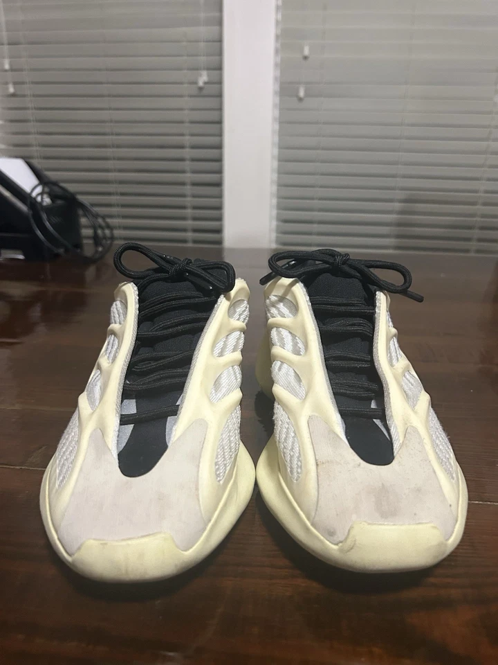 Yeezy Boost 700 v3 Talla 5.5 Foto 2 de 4