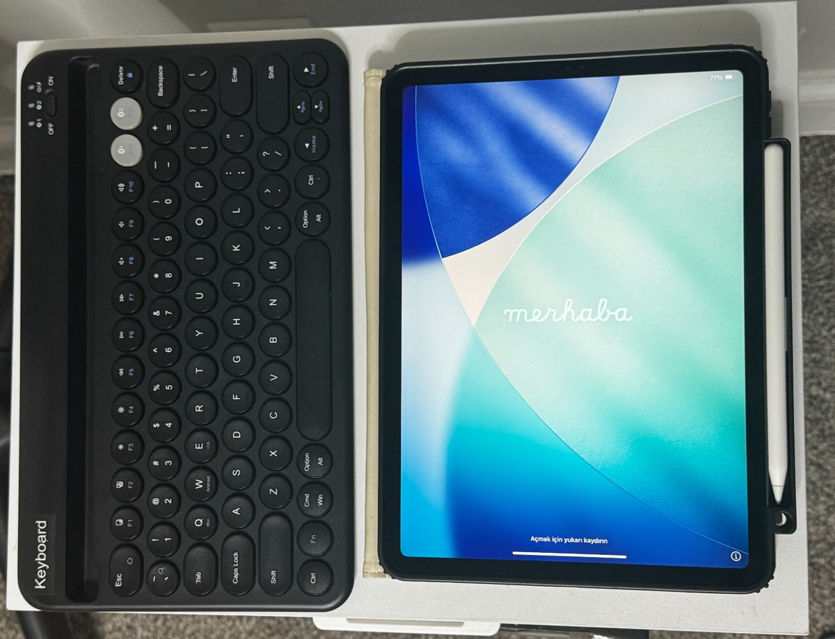 Apple iPad Pro 11-inch. 1st Gen 256GB Pencil Case Keyboard Wi-Fi